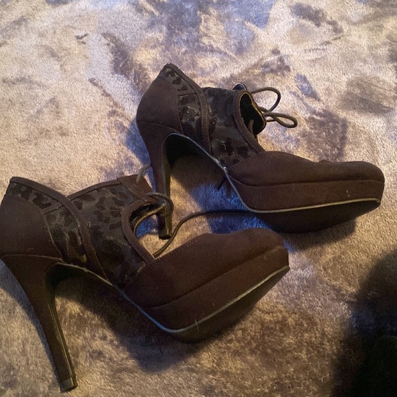 Black lace up shoes with leapoard print accent - Picture 4 of 5